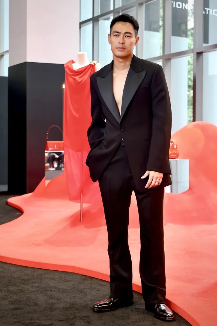 楊祐寧以「真空」狀態演繹品牌的西裝，笑稱穿這樣跟太太約會有點過於性感，但可以穿這樣煮飯。林林攝