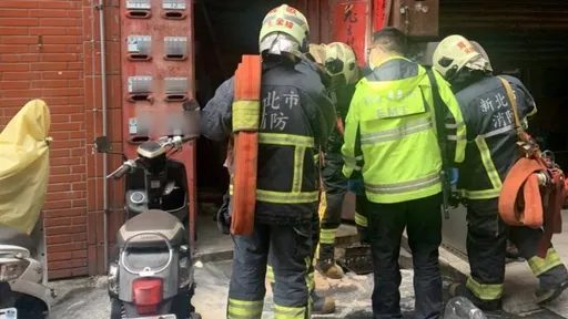 抽水機馬達起火濃煙灌進樓梯間　騎士路過大喊起火啦！救了住戶性命