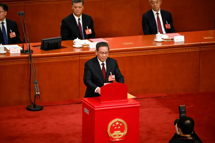 李強11日在大會上投票。路透社