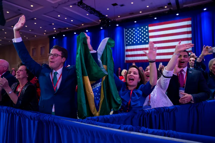 巴西前總統博爾索納羅的支持者為他歡呼。美聯社