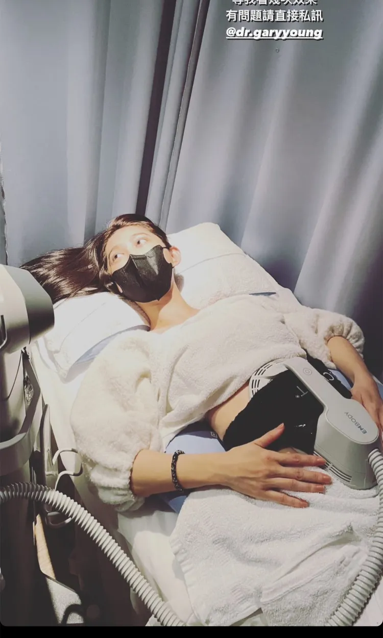 王晴躺在床上接受治療。翻攝王晴IG