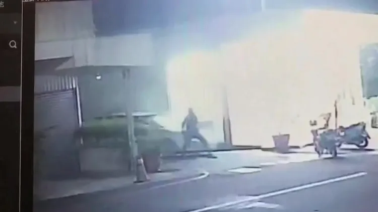 警員差點被嫌犯開車撞上。民眾提供