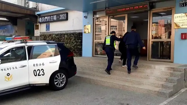 警方逮捕陳姓女毒蟲。民眾提供