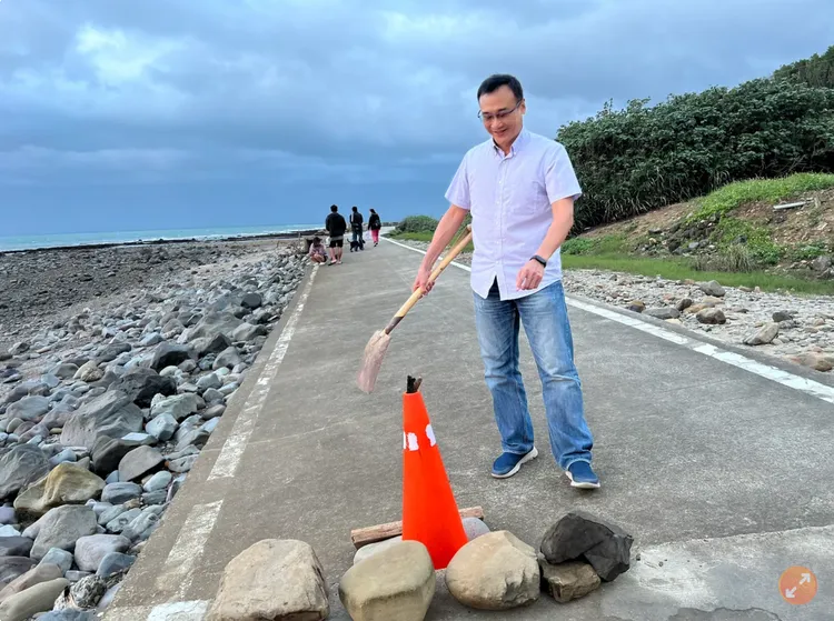 高啟輔熱心公益，日前當志工清理海邊步道。資料照片