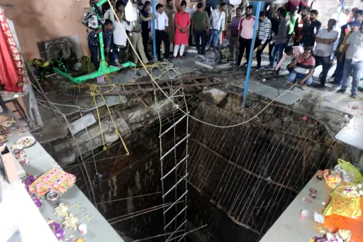 印度寺庙地板坍塌增至35死 恐怖深井救援现场影片曝光