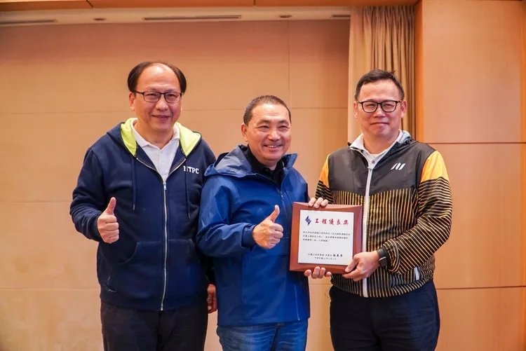 安坑輕軌土建工程優良獎獻獎給市長侯友宜。捷運局提供