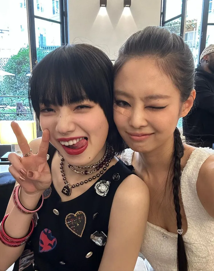 Jennie（右）與小松菜奈開心合照，明顯可見右眼下緣貼著ok繃。翻攝jennierubyjaneIG