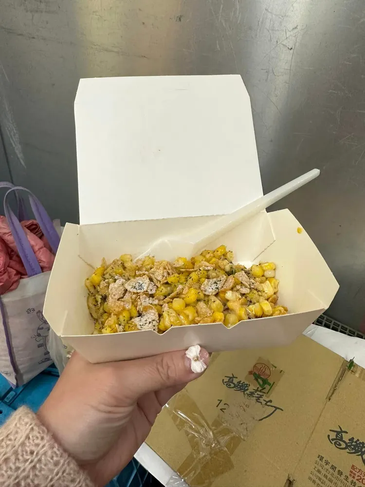 加了起司的「玉米瀑布」這樣100元。翻攝自爆怨公社