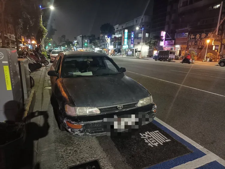 二男子偷車且與汽車相撞。翻攝畫面