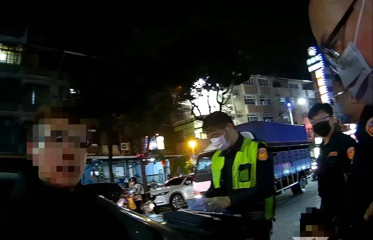 二男子與汽車相撞而被查出偷車。翻攝畫面
