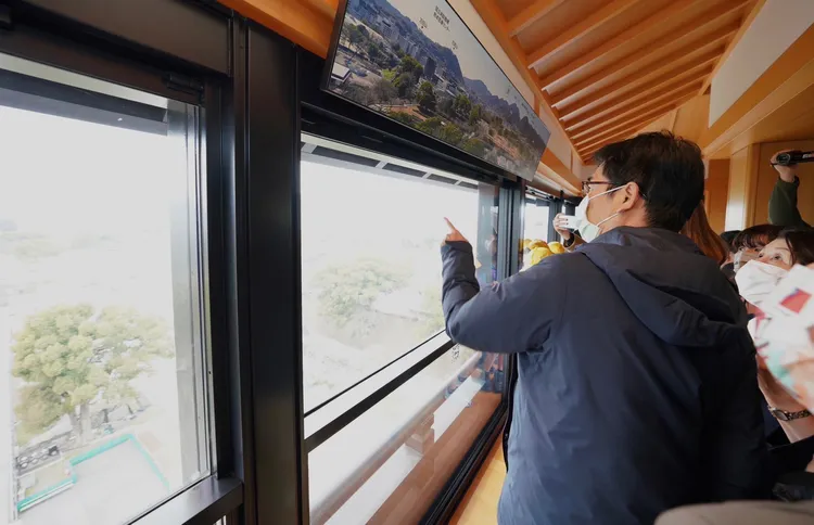 高雄市長陳其邁登上熊本城天守閣頂樓瀏覽熊本風光。高市府提供