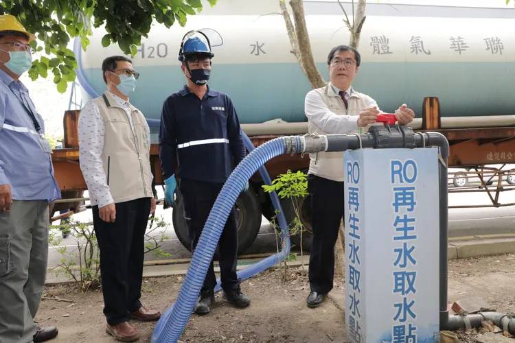 黃偉哲推動「移動式RO淨水設備」確保產業用水。市府提供