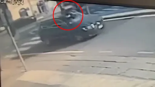 驚悚影片｜假車禍詐財超拼的　他真被休旅車撞飛出去了