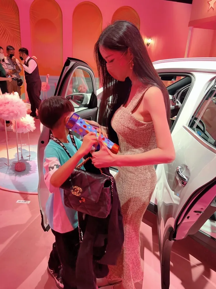 知名直播主連千毅，去年8月和超完美嬌妻「真人娜美」石帕玉傳出婚變，歷經婚變風波後，今日（5日）久違的娜美在老公臉書上現蹤。翻攝《連千毅》臉書