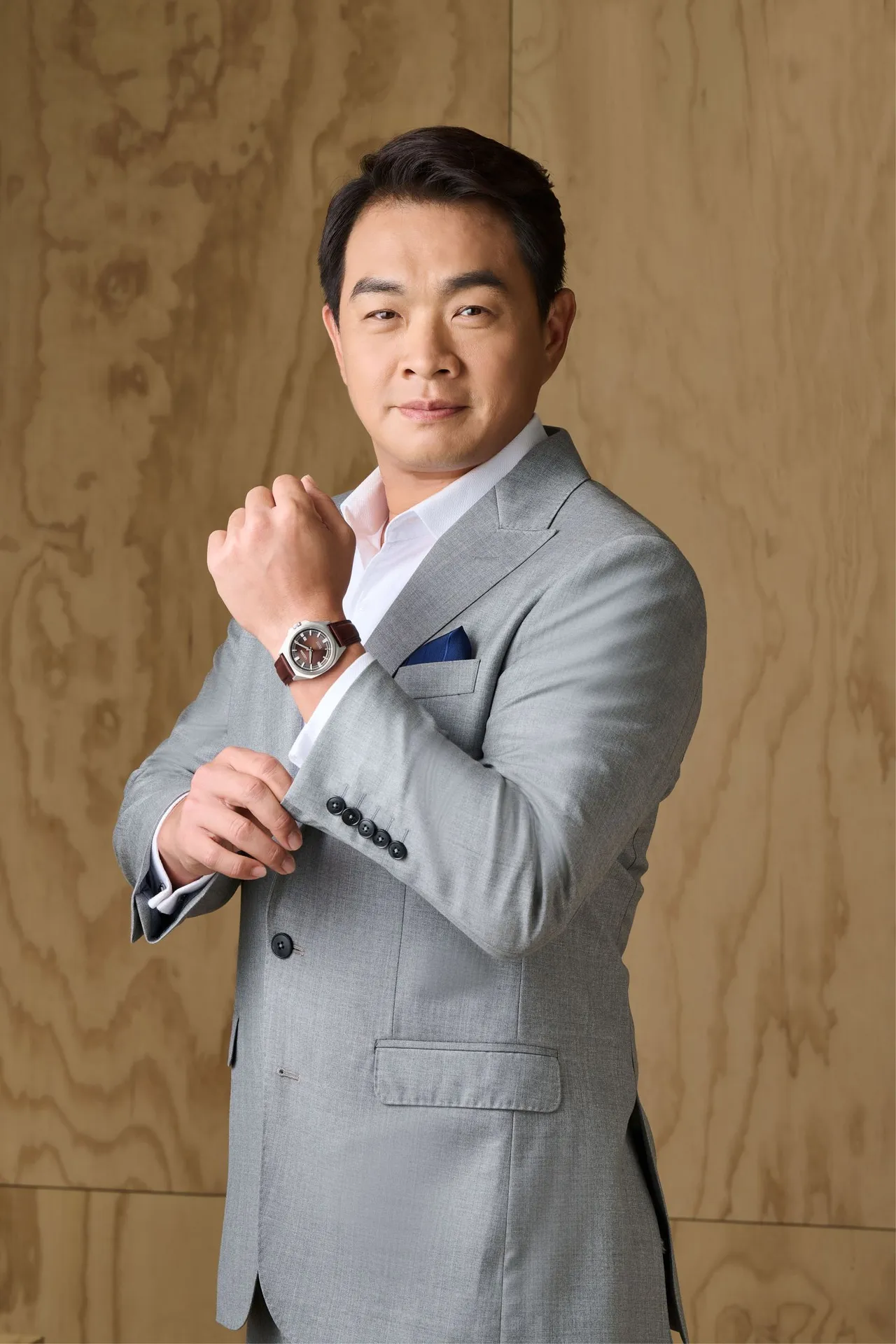 CITIZEN男錶代言人 彭政閔佩戴全新Series 8胡桃木色面盤抗磁腕錶,演繹出無止境紳士風尚。品牌提供