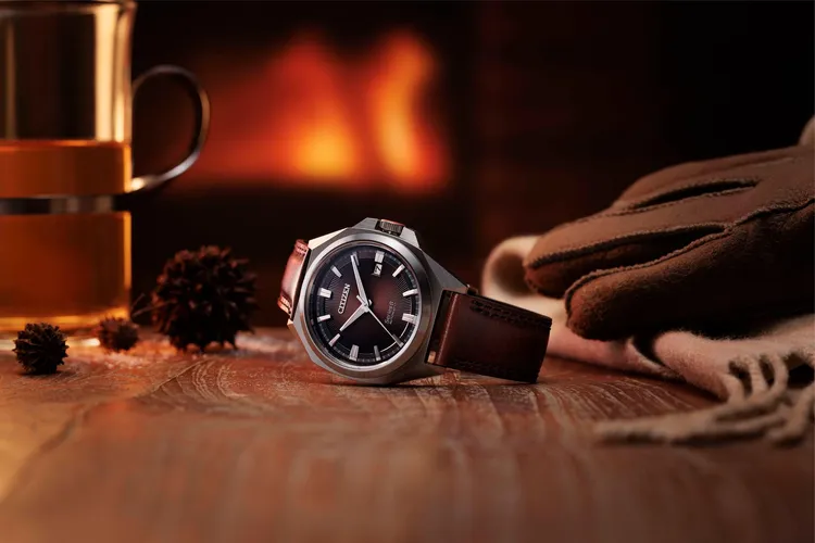 Series 8系列831抗磁機械腕錶胡桃木色面盤款，紳雅氣息的色調與此系列DNA的八角形錶殼、梯形護橋線條錶冠相襯，3萬6000元。品牌提供