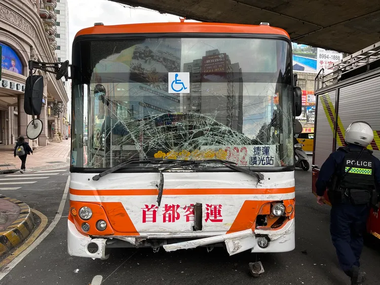 公車擋風玻璃碎裂。新北市消防局提供