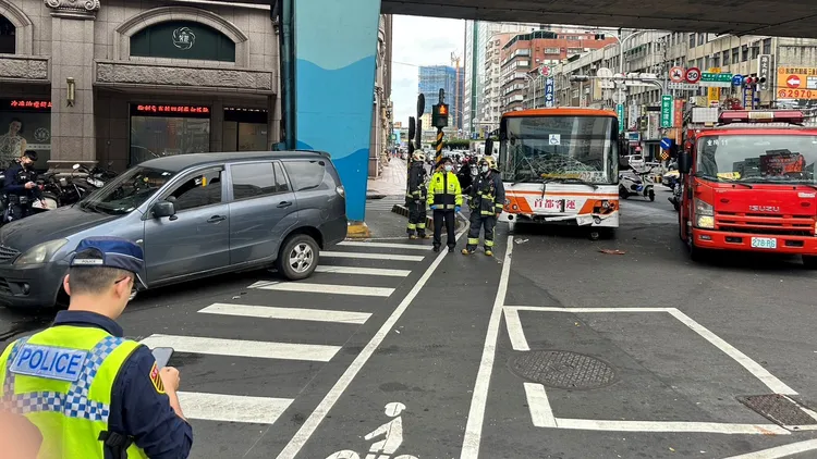 救護人員趕抵現場將傷者送醫。新北市消防局提供