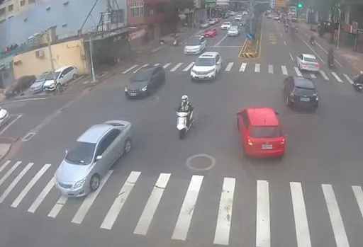 妻昏迷不醒、夫開車送醫卻遇大塞車 熱心警協助開道就醫