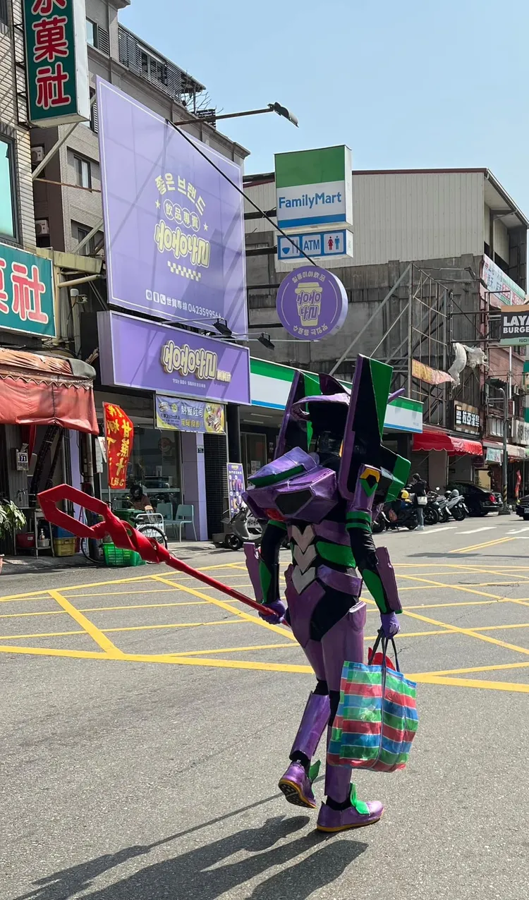 初號機拿著菜市場界LV顯得衝突美。Clyde Chang授權使用