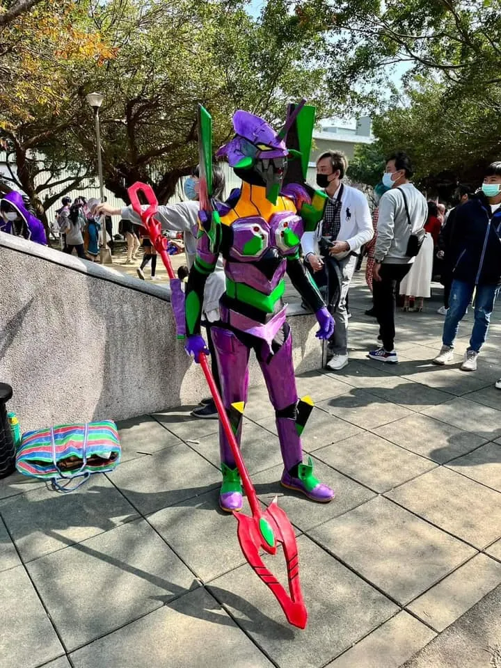 該文意外釣出本尊回應，並貼上當天動漫展的照片。翻攝自路上觀察學院臉書