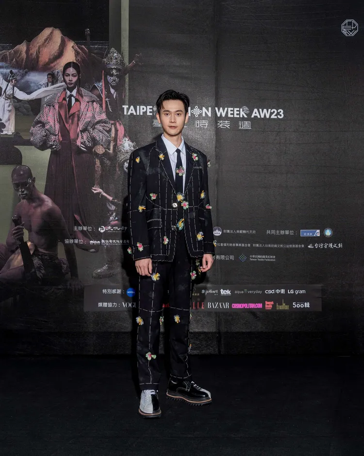 劉冠廷以周裕穎主理品牌JUST IN XX所設計立體花朵裝飾西裝亮相，洋溢生氣盎然氣息。文化部提供
