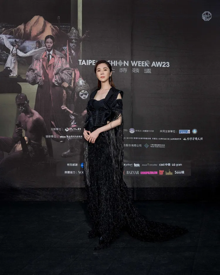「金馬影后」謝盈萱穿上設計師魏子淵所訂製的黑色馬甲剪裁珠飾羽毛流蘇禮服，自覺穿著起來充滿氣勢。文化部提供提供