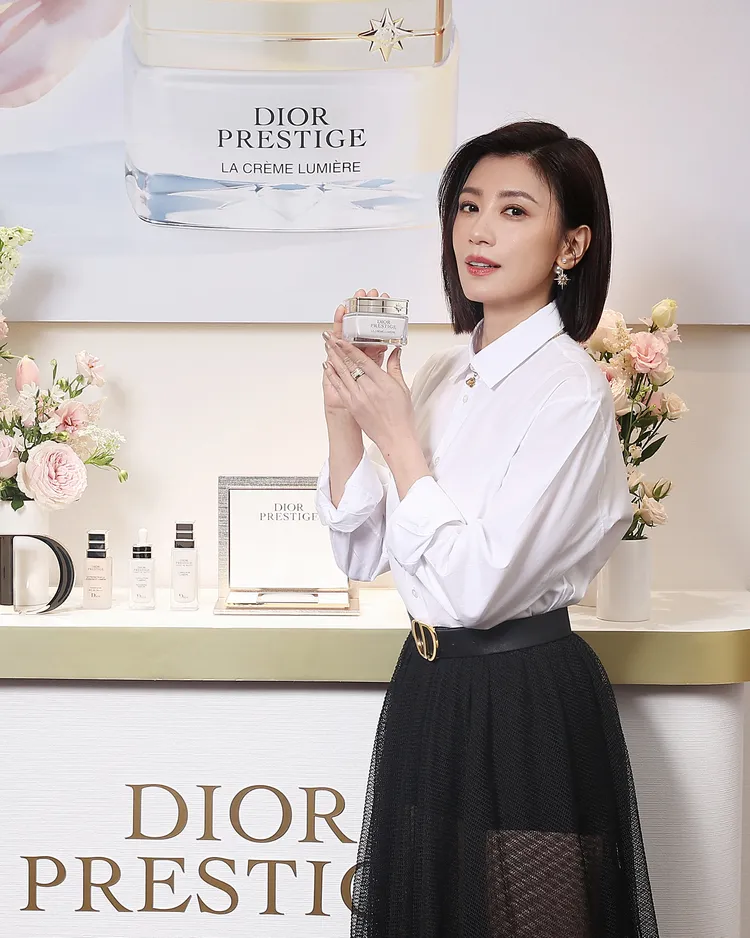 賈靜雯今出席Dior美妝活動，透露每次問老公「漂不漂亮」，修杰楷就會回答「妳哪一天不漂亮了」。品牌提供