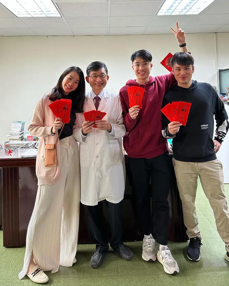 凱文羊（右二起）和哥哥、姊姊陪院長爸（左二）到醫院發紅包。翻攝凱文羊IG