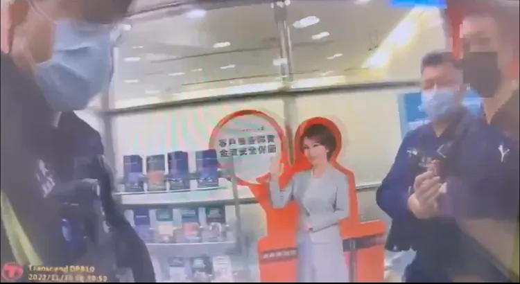 警方逮捕劉姓車手。新莊警分局提供