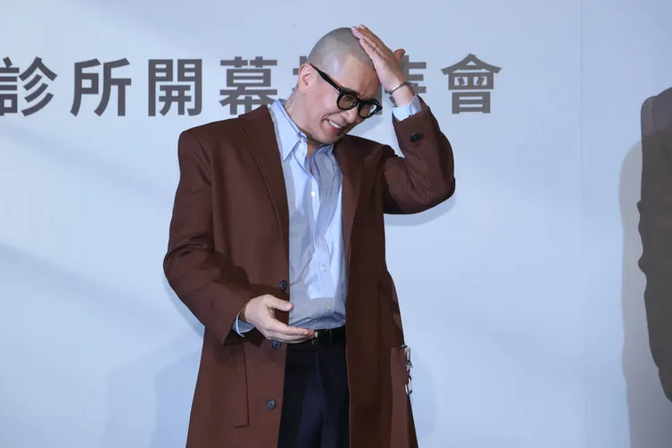 具俊曄比完臉頰愛心，狂擦頭頂上的汗。彭欣偉攝