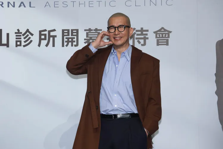 具俊曄主動比出臉頰愛心。彭欣偉攝