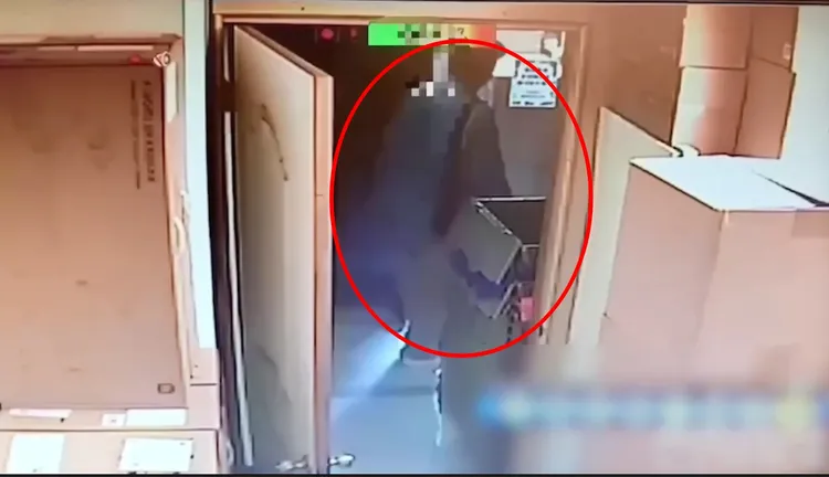 許男潛入百貨公司倉庫，偷走高價的遊戲主機。翻攝畫面