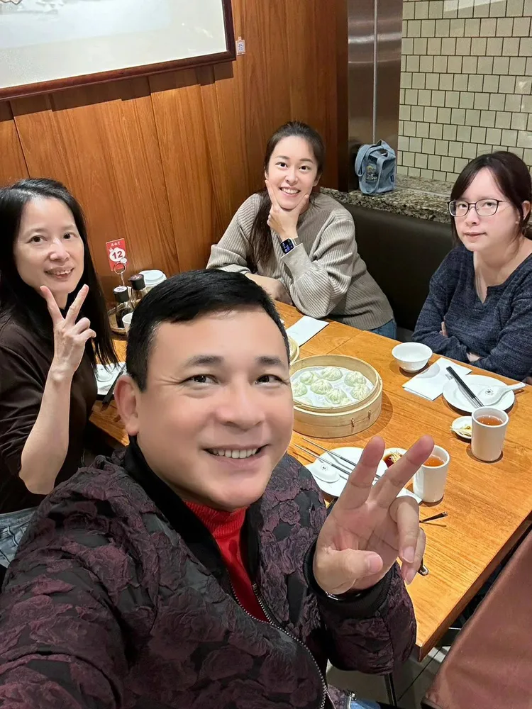 胡鴻達身在幸福女人國。民視提供