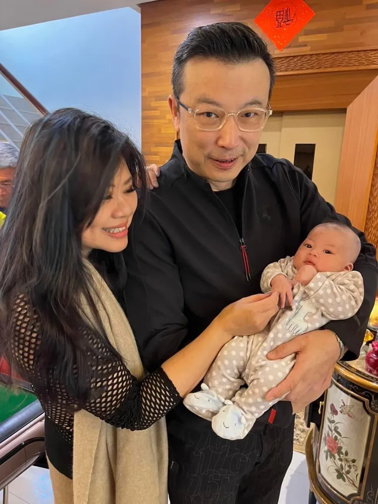 林煒（右）和Cora形影不離，他懷中抱著朋友的小孩。翻攝Cora臉書