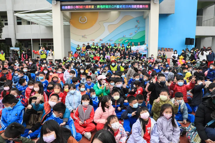 台中市高中以下校園明天起不再強制戴口罩。台中市政府提供