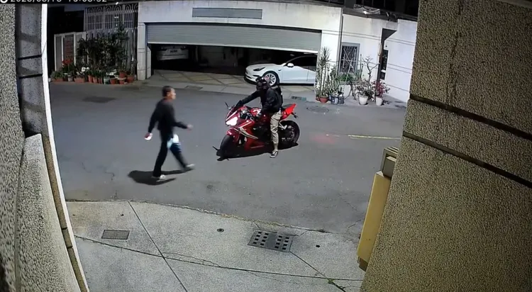 渾身酒氣的孫姓阿伯朝黃姓男大生方向走去。讀者提供