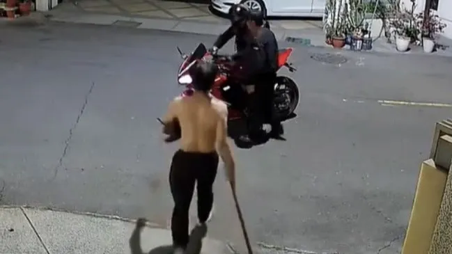 黃姓男大生被孫姓阿伯「巴蕊」後，男大生的爸爸打了赤膊持木棍加入戰局。讀者提供