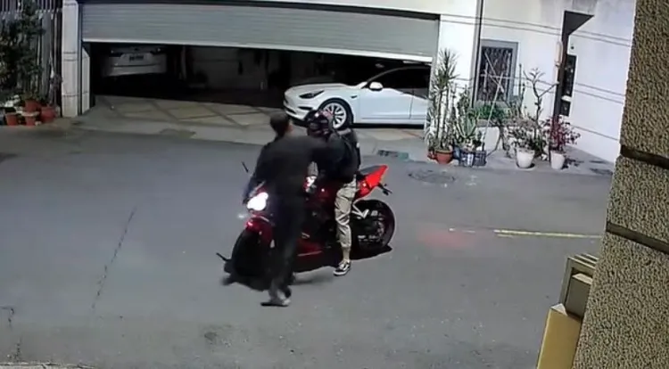 渾身酒氣的孫姓阿伯往黃姓男大生頭上「巴蕊」。讀者提供