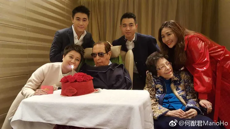 何婉鴻（右二）晚年和賭王四太一家人一同生活，賭王何鴻燊（左三）已於2020年過世，享壽98歲。翻攝何猷君微博