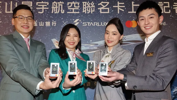 星宇航空卡早鳥期間鈦金卡首年免年費。莊宗達攝