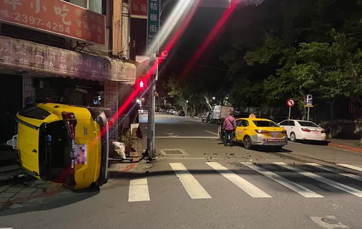 北市路口2輛計程車對撞　險波及早餐店！釀2人傷　