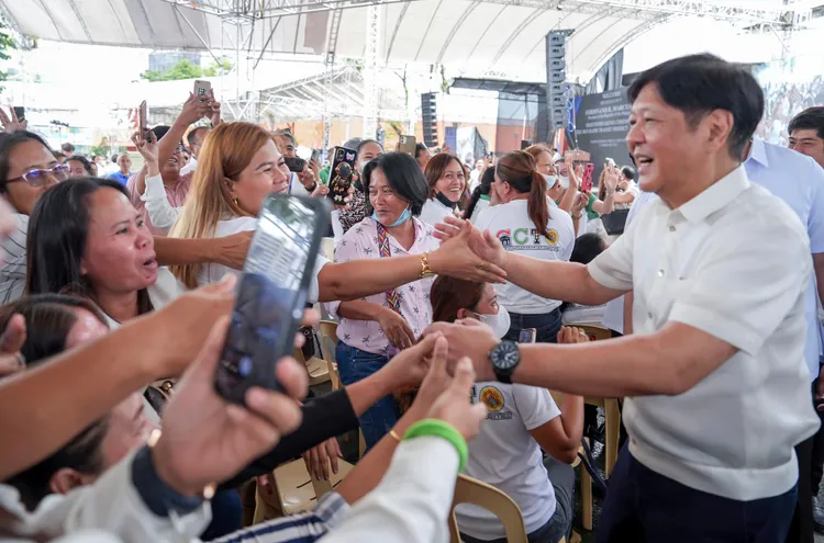 小馬可仕在宿霧與民眾互動。美聯社