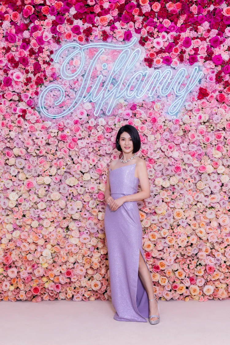 儼然一副幸福模樣現身日前TIFFANY高雄高級珠寶展晚宴的楊采妮，透露老公已為兩人結婚10周年安排好了一趟浪漫旅行。品牌提供