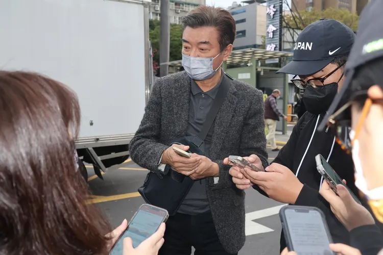 張佩華前來送好友向雲鵬最後一程。彭欣偉攝