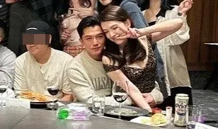 許瑋甯坐老公邱澤懷裡。翻攝elin22的IG