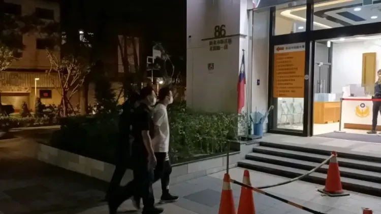 潘女行兇後被帶回警局。翻攝畫面