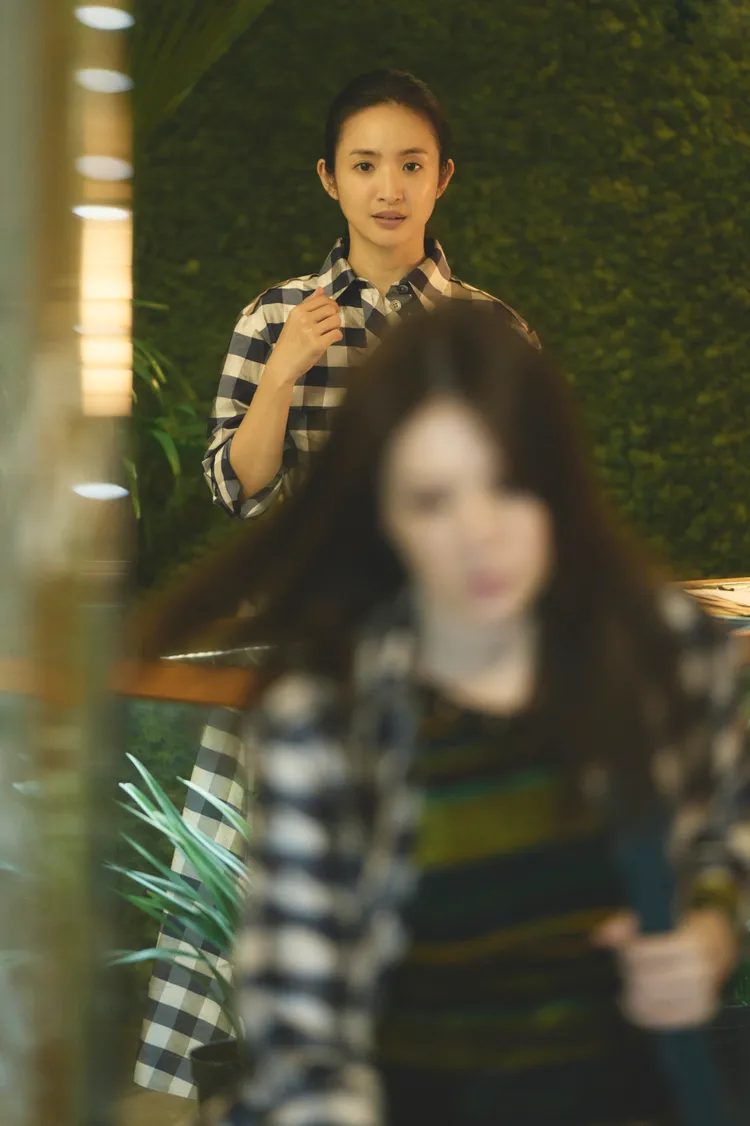 林依晨和許瑋甯劇中頻頻撞衫。公視提供