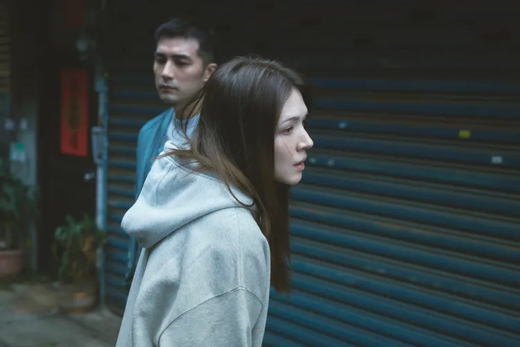 賀軍翔（左）在《不夠善良的我們》劇中，糾纏於性格迥異的林依晨和許瑋甯之間。公視提供