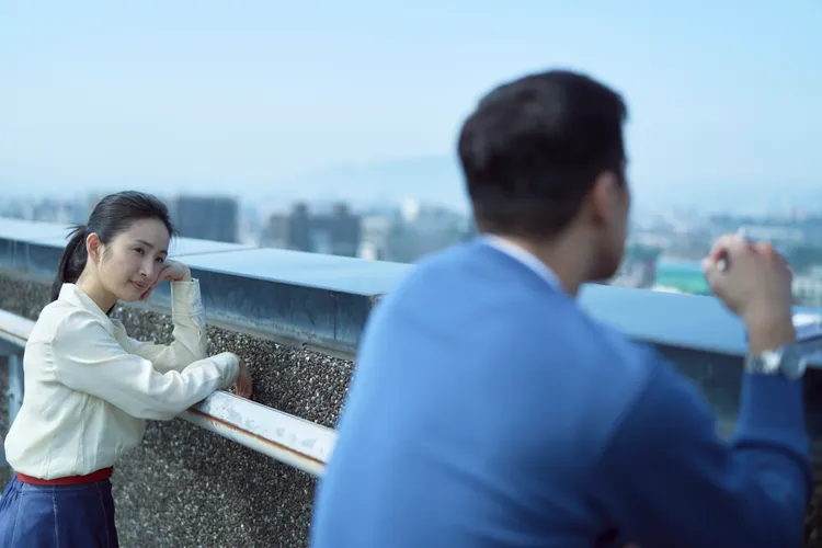 林依晨（左）在《不夠善良的我們》擔任甜美懂事的介入者。公視提供